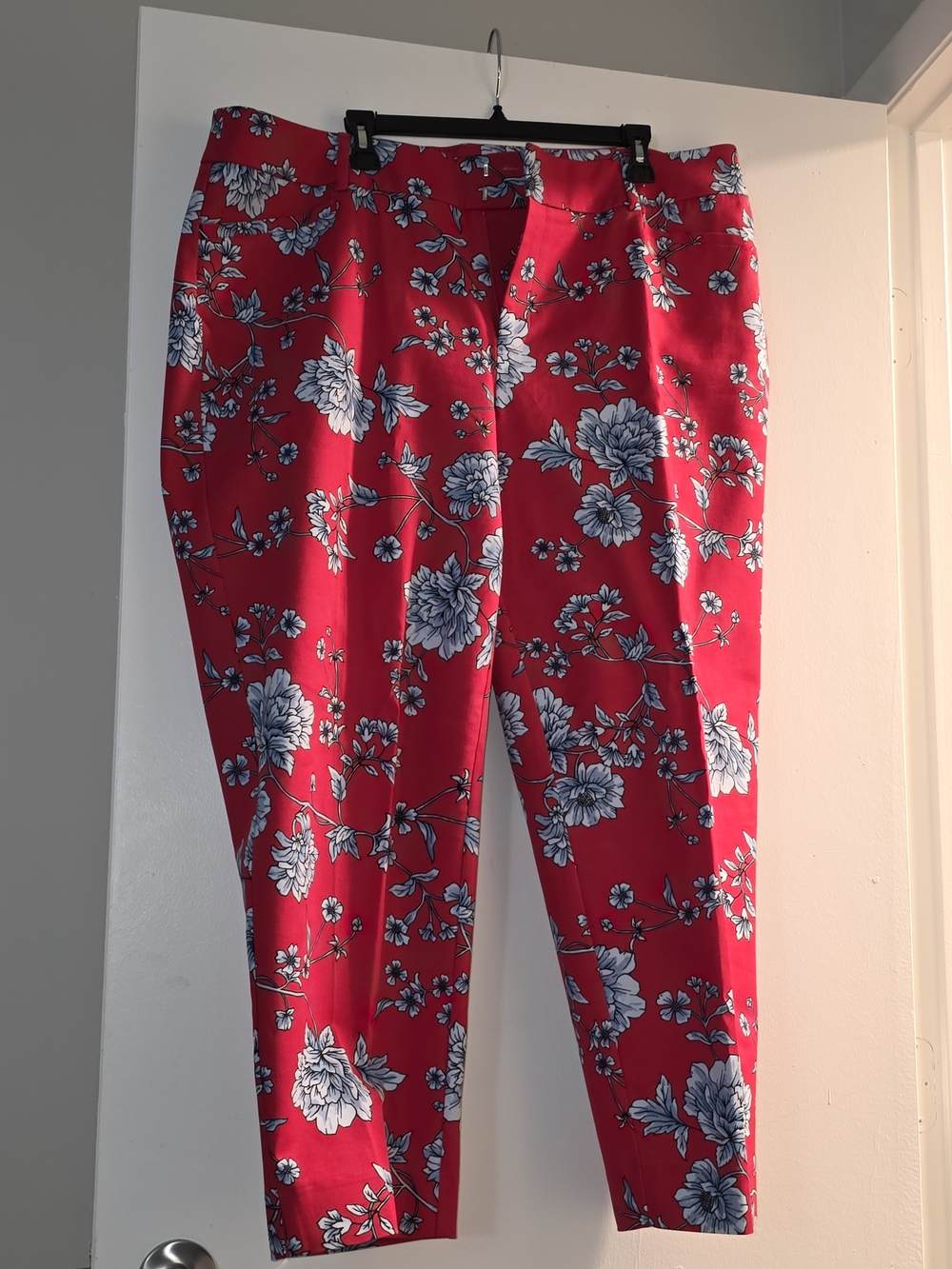 Roz & Ali Red Floral Cropped Pants